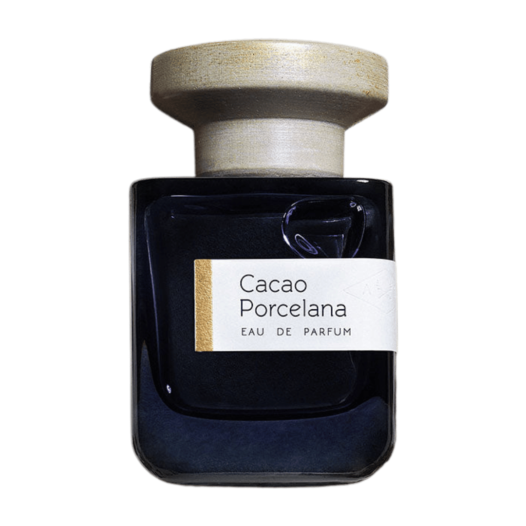 Perfume bottle labeled 'Cacao Porcelana' with a wooden cap on a white background